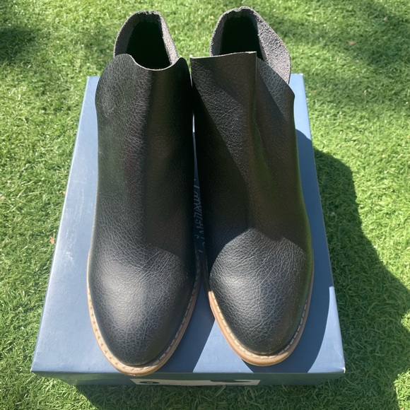 NIB black boots - Picture 2 of 3